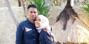 Video Lesti Peluk Erat Ayahnya Depan Ka'bah, Warganet: 'Nangis Lihatnya'