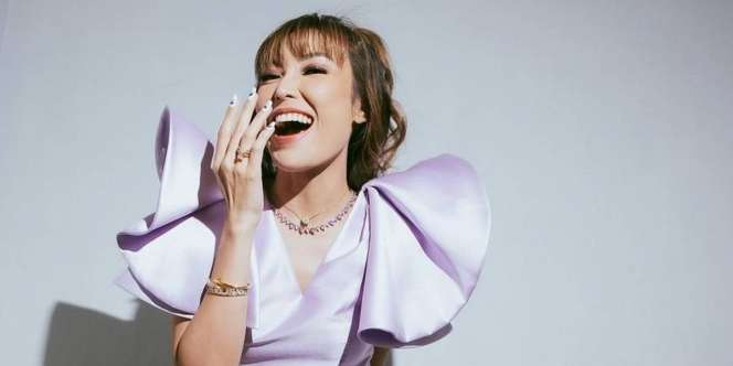 Diterpa Isu Perselingkuhan, Ayu Dewi Unggah Momen Mesra dengan Regi