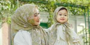 Pakai Matching Outfit, Dian Pelangi dan Putrinya Super Stylish