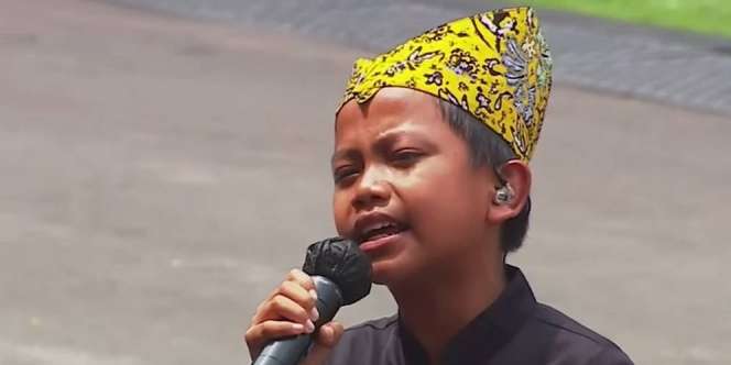 Viral Video Farel Prayoga Sholat Berjemaah Setelah Agamanya Jadi Perbincangan