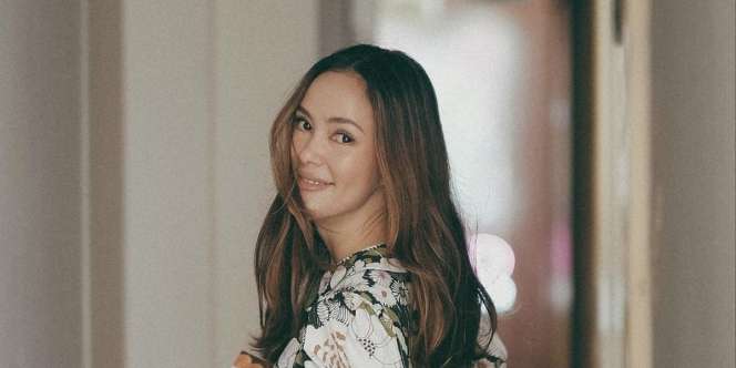Cathy Sharon Tampil Lebih Segar dengan Eyeliner Pink Neon di Ulang Tahun ke-40