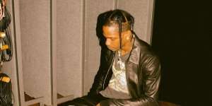 Travis Scott Buktikan Cowok Juga Keren Saat Tenteng Tas Hermes Raksasa