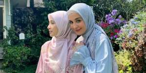 Gaya Kompak Shireen Sungkar dan Laudya Chintya Bella Pakai Dress Penuh Motif