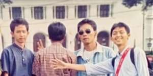 Pemuda Berkacamata yang Berpose di Gedung Sate 30 Tahun Lalu Sekarang Jadi Gubernur, Tebak Siapa?