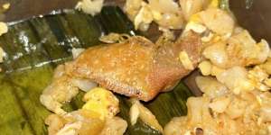 Auto Mual Seharian! Baru Separuh Makan Kwetiau Goreng Lihat Potongan Kulit Ayam Besar, Pas Diperhatikan Ternyata....