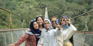Abadikan Momen Staycation Makin Seru dan Super Kece dengan realme 9 Pro+