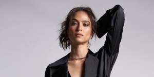 Tampilan Berbeda Mariana Renata Jika Tampil dengan Makeup Bold Klasik