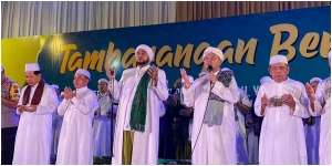 Bagaimana Hukum Membaca Doa Maulid Barzanji Sambil Berdiri? 