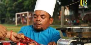 Akui Sepi Job, Ucok Baba Pilih Jualan Sosis Bakar di Pinggir Jalan, Tak Disangka Dagangannya Laris Banget!