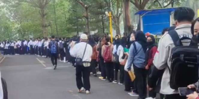 Sulitnya Dapat Kerja Usai Pandemi, Antrean Pelamar Restoran Cepat Saji di Bekasi Mengular Sampai Jalanan