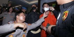 FOTO: Rizky Billar Tertunduk Lesu Pakai Baju Tahanan, Masker Dibuka Polisi
