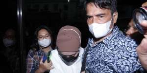 FOTO: Rizky Billar Berbaju Tahanan, Lesti Kejora Mendadak Muncul