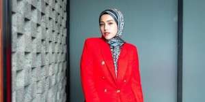 Model Kerudung Segi Empat ala Adelia Pasha
