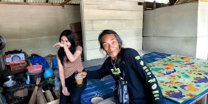Viral Gadis Cantik Penjaga Warung Kopi di Pinggir Hutan Angker, Parasnya Bak Bidadari, Para Pria Auto Mampir