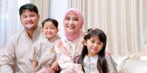 Bawa 2 Buah Hatinya Umroh, Ryana Dea Bagikan Momen Penuh Kehangatan