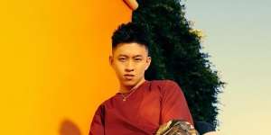 Viral Foto Rich Brian Jajan Es Kepal Milo Pinggir Jalan, Fakta Aslinya Cuma Fans yang Tahu