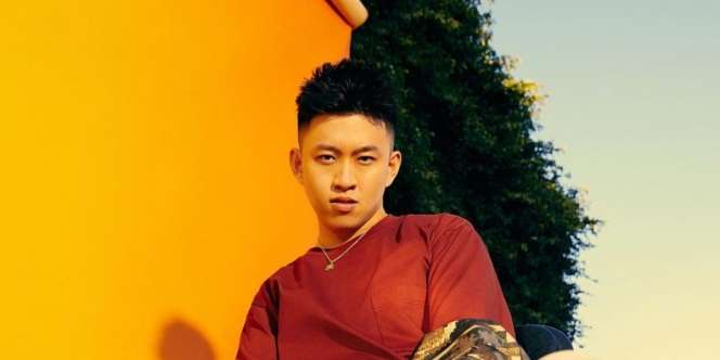 Viral Foto Rich Brian Jajan Es Kepal Milo Pinggir Jalan, Fakta Aslinya Cuma Fans yang Tahu