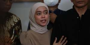Beredar Video Lesti Kejora Bisik-Bisik ke Hotman Sitompul saat Cabut Laporan, Rizky Billar Ikut Menguping