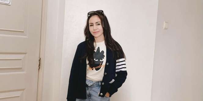Gaya Momo Geisha bak ABG, Padukan Crop Jacket dan High Waist Jeans