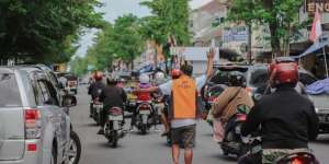 Kesal Halamannya Jadi Lahan Parkir 9 Mobil Tetangga, Wanita Ini Lakukan Hal Tak Terduga