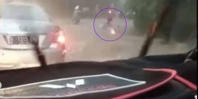 Viral Rekaman Pengendara Motor Diduga Mahasiswi IPB yang Terseret Arus Deras dan Jasadnya Ditemukan di Jakarta