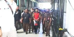 FOTO: Penampilan Ferdy Sambo di Sidang Perdana, Tangan Diborgol sambil Pegang Buku Hitam