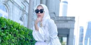 Sontek Gaya Syahrini Pakai Blazer One Set, Cocok untuk Kerja