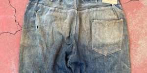 Celana Levi’s Warna Sudah Tak Menarik Dijual Seharga Rp1 Miliar, Mengandung Slogan yang Bikin Riuh