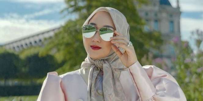 Potret Dian Pelangi Plesiran di Paris, Penampilannya Glamor Banget
