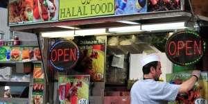 6 Cara Memilih Makanan Halal Saat Traveling