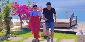 5 Potret Romantis Ricky Subagja dengan Istrinya yang Lebih Muda 26 Tahun