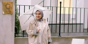 Outfit Comfy Stylish Pilihan Ria Miranda Saat Jalan Sore di Seoul 