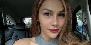 Potret Terbaru DJ Katty Butterfly Usai Ganti Warna Rambut, Penampilannya Bikin Pangling!