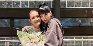 Cantiknya Lisa Blackpink Menurun dari Ibunda, Lihat Kehangatan Keduanya