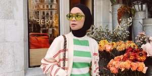 Inspirasi OOTD Colourful ala Tantri Namirah Saat di London