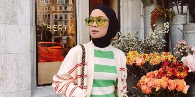 Inspirasi OOTD Colourful ala Tantri Namirah Saat di London