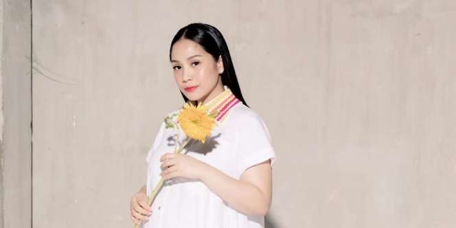 Tampilan Cheerful Serba Ungu Nagita Slavina Nonton Blackpink