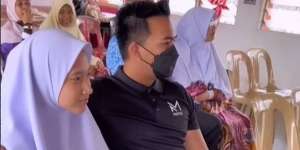 Kakak Ambil Rapor Adik Perempuan Sambil Gandengan, Warganet Ikut Haru