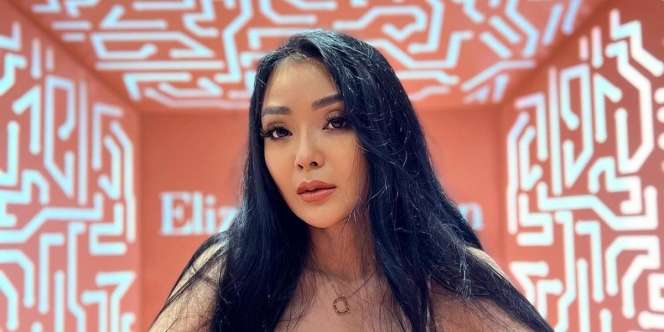 Ini Sosok Diana M Putri, Perancang Busana Blackpink hingga Tampil di LA Fashion Week