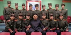 Dirangkul Kim Jong Un, Prajurit Korea Utara Malah Terlihat Ketakutan