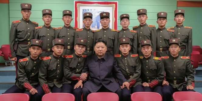 Dirangkul Kim Jong Un, Prajurit Korea Utara Malah Terlihat Ketakutan