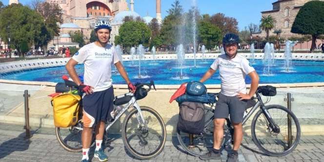 Demi Piala Dunia 2022, Dua Pria Prancis Gowes ke Qatar