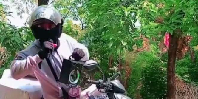 Kurir Paket Antimainstream, Teriak Paket Pakai Mic dan Speaker Portable