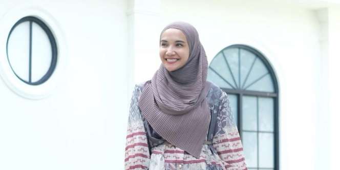 Gaya Zaskia Sungkar Selempangi Tas Mewah dengan Sentuhan Kulit Alligator dan Kadal