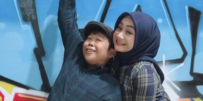 Jarang Muncul di TV, Potret Komedian Adul Jualan Pecel Lele Dibantu Istri