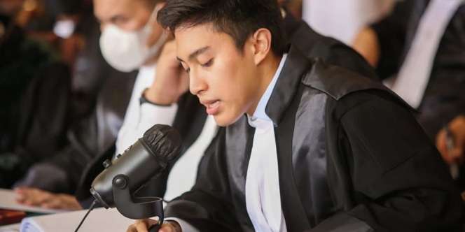 Wajah Tampan Aga, Pengacara Brigjen Hendra Kurniawan yang Bikin Salfok Ternyata Anak Artis
