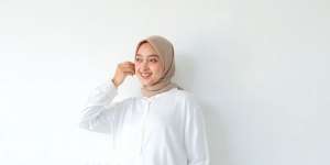 Cara Styling Kemeja Basic Lebih Stylish dengan Model Asimetris