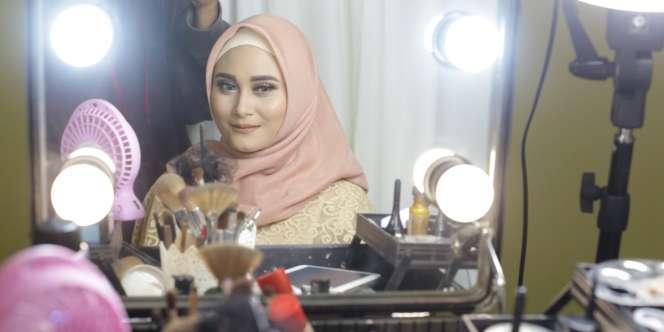 4 Gaya Foto Sehabis Dirias yang Bisa Dilakukan Klien MUA