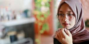 Memakai Blush jadi Kunci Membuat Ombre Lips Lebih Natural