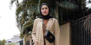 Inspirasi Gaya Busana Earth Tone ala Dwi Handayani, Kalem tapi Trendy 